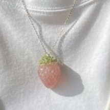 恋する苺ちゃんのペンダント  チェリークォーツ × ペリドット 甘く、やさしく、あなたの願いをそっと受け止める癒しの苺